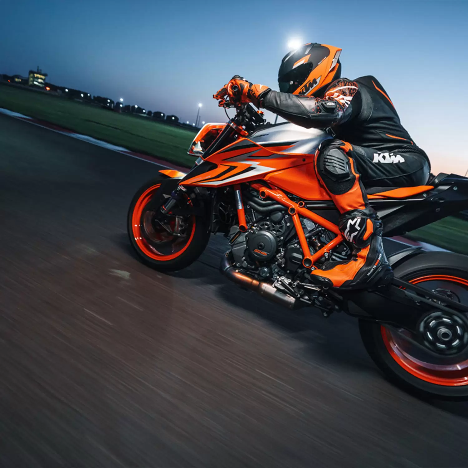 人気のDUKEで個性と勢いに溢れるKTMがロードスポーツの2022モデル発表 