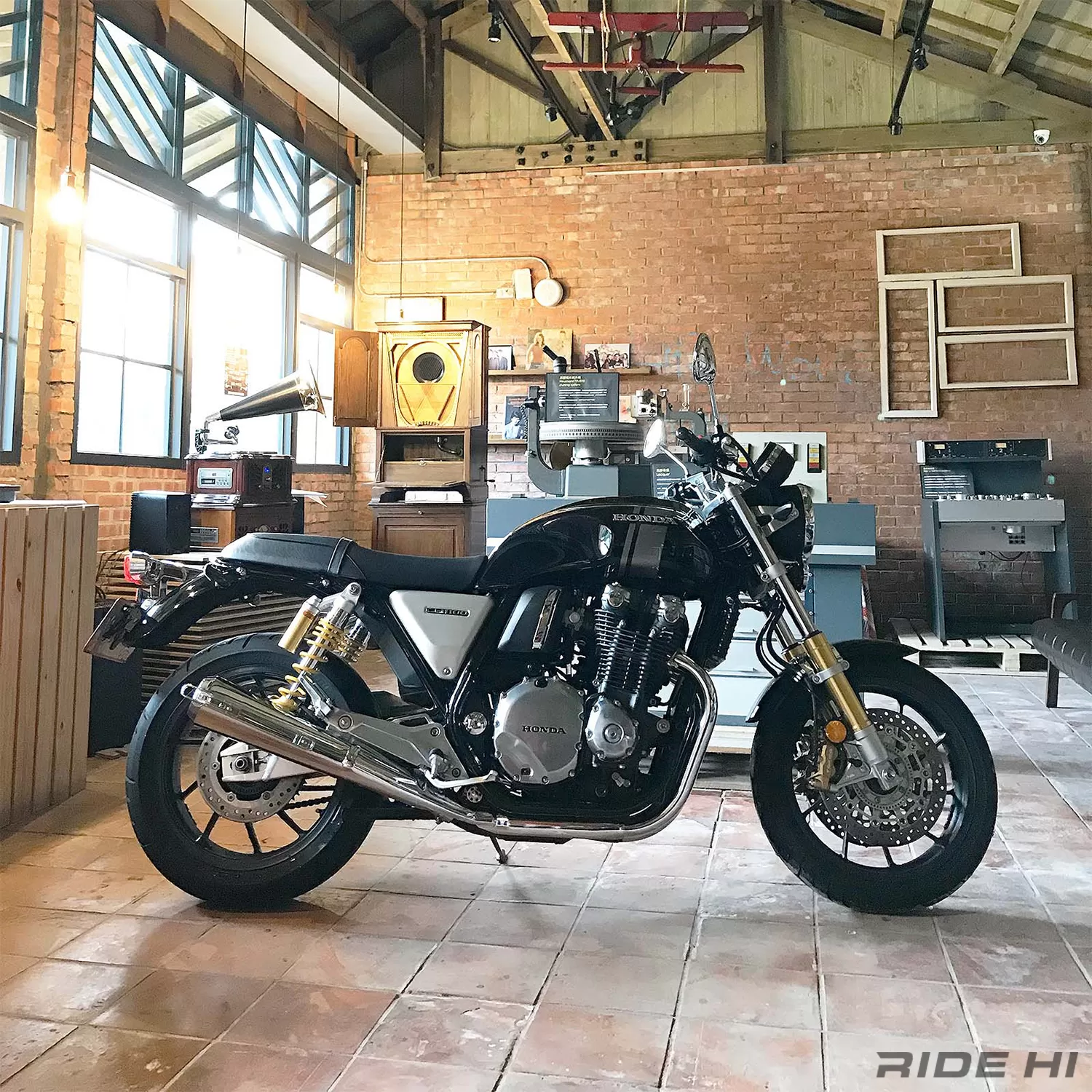 熟練者が精魂こめた空冷CB1100は珠玉のクオリティ！【このバイクに注目
