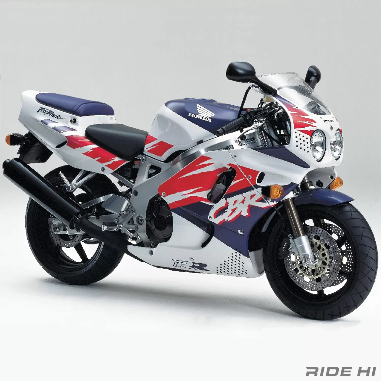 CBR900RRが開拓した600cc車格に900ccエンジンの新境地！【このバイクに