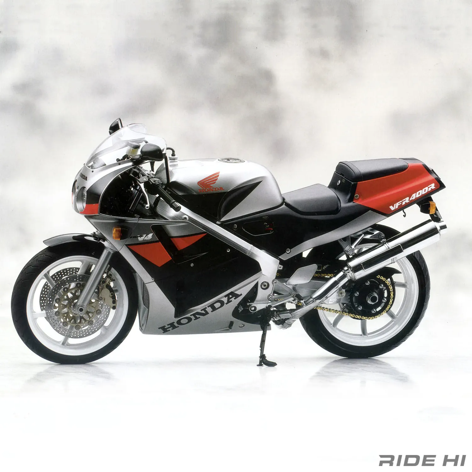 RC30の400cc版(NC30)は運動性とトラクションで最強マシンを誇った