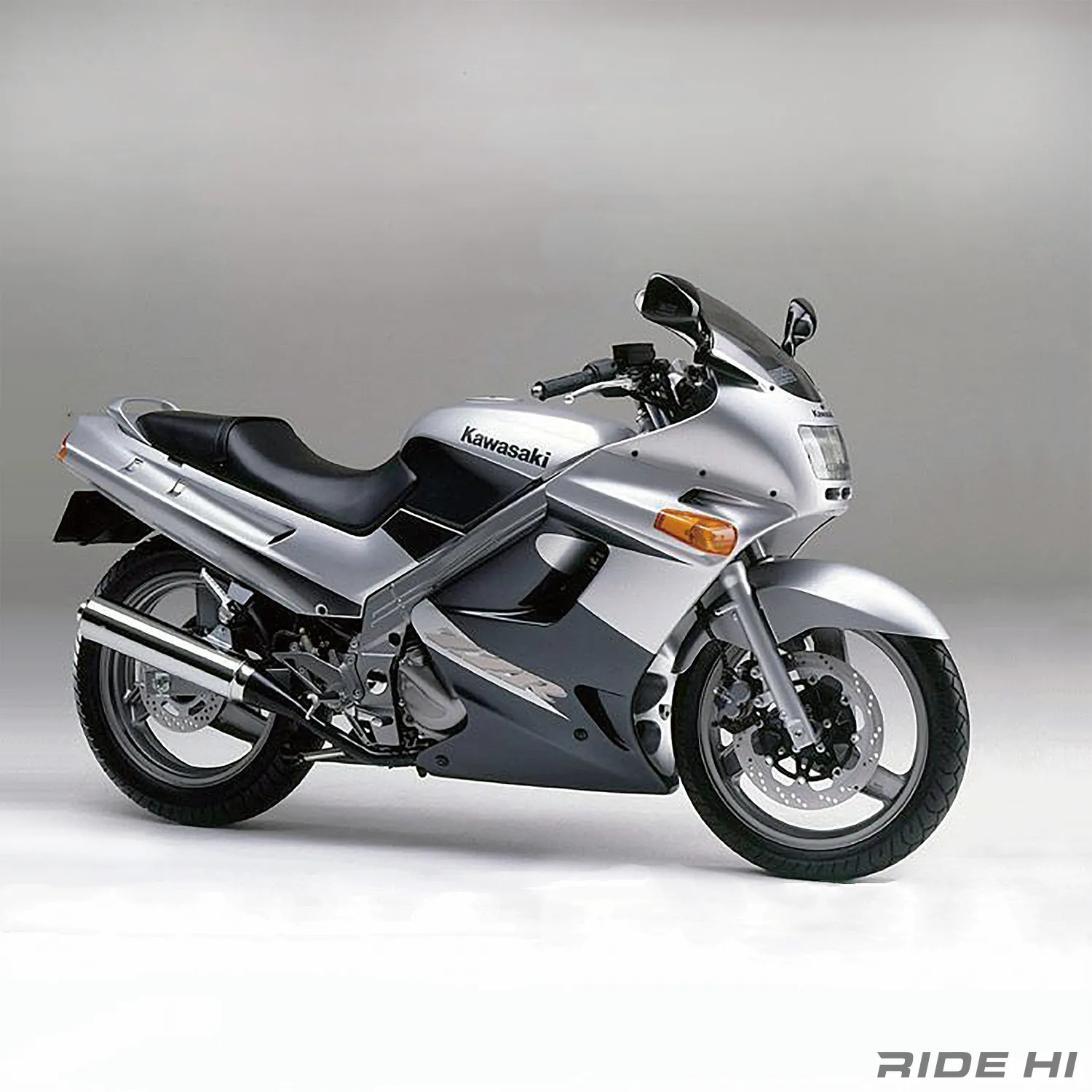 サト ZZR250は4気筒と肩を並べる風貌に頼れる走りで250ccツアラーを定着させ