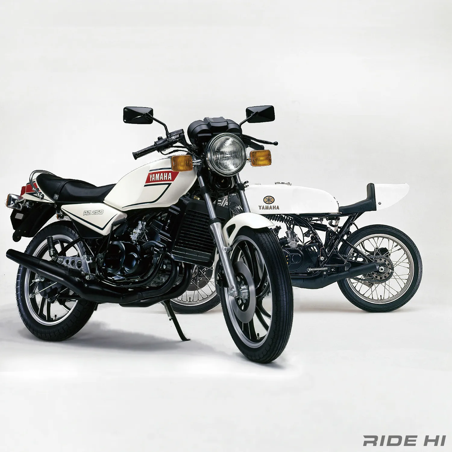 RZ250は水冷化だけでなくマフラーにレーサーと同じチャンバーを装着