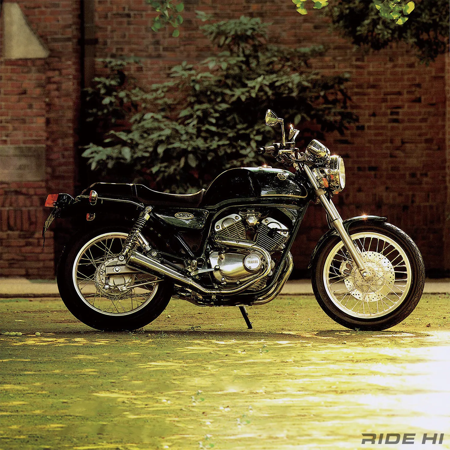 SRV250は趣味性の濃い60°Vツインにビッグバイクのクオリティで磨く