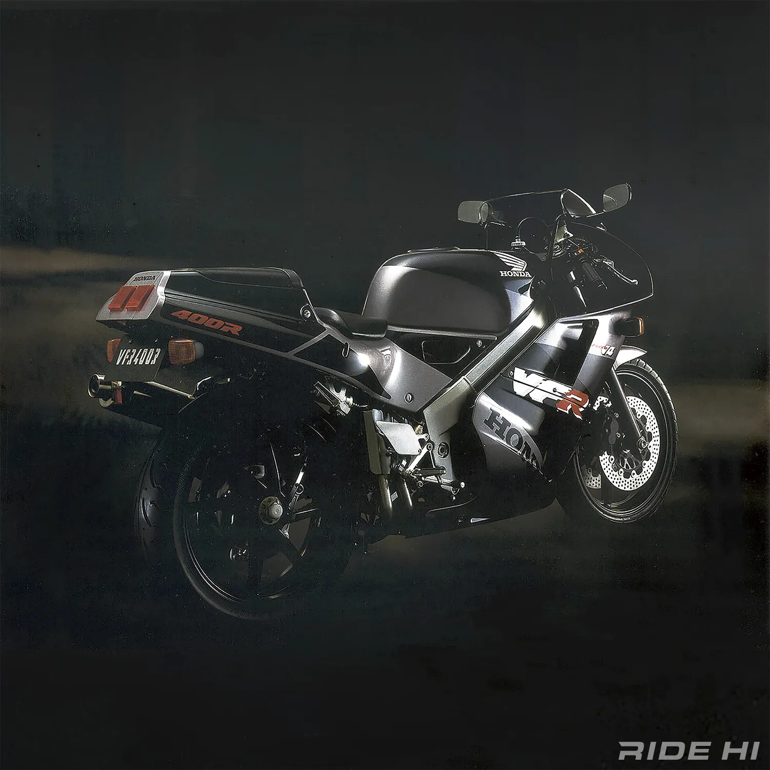 VFR400R(NC30)のレーシングマシンと同じシビアなスペックによる最強