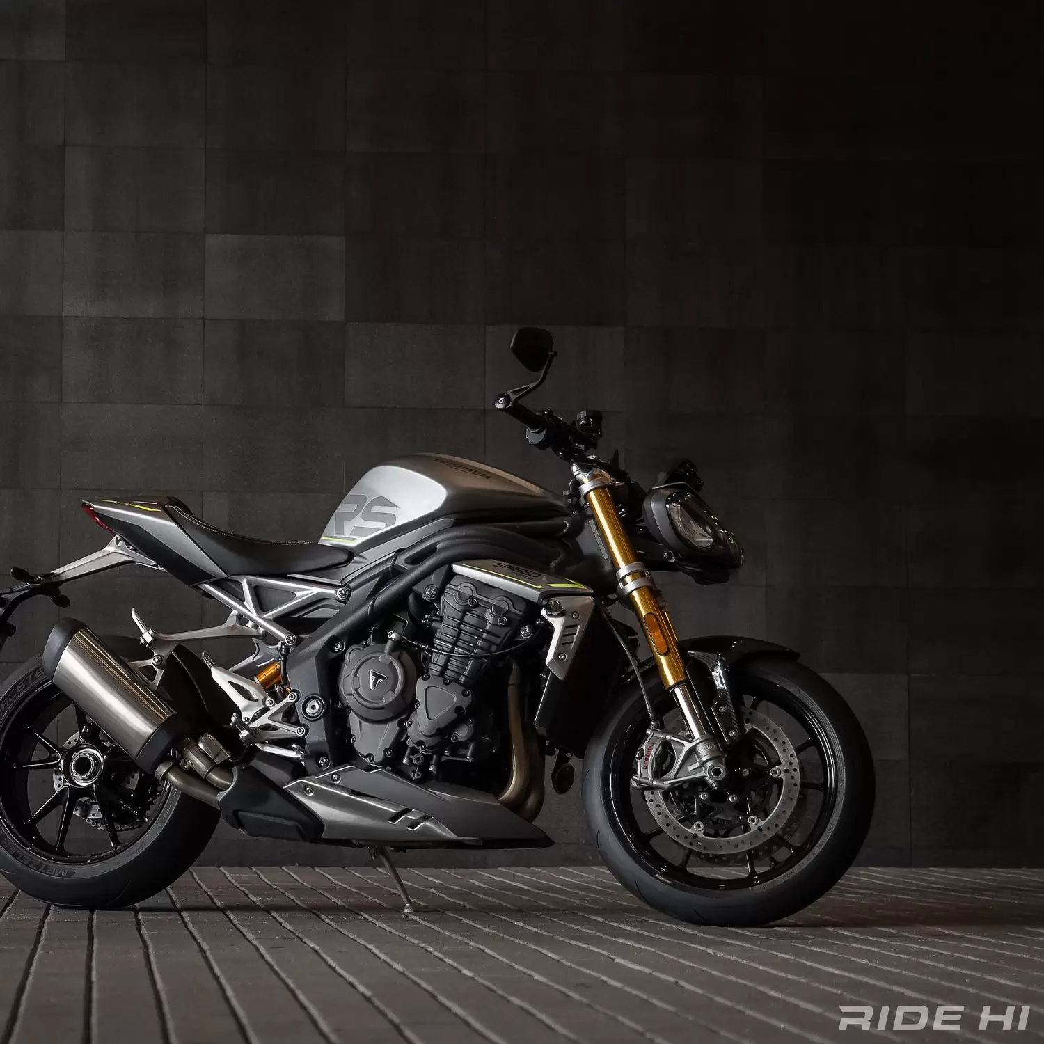 トライアンフ スピードトリプル1200RS】前モデル比＋30ps！ 元祖