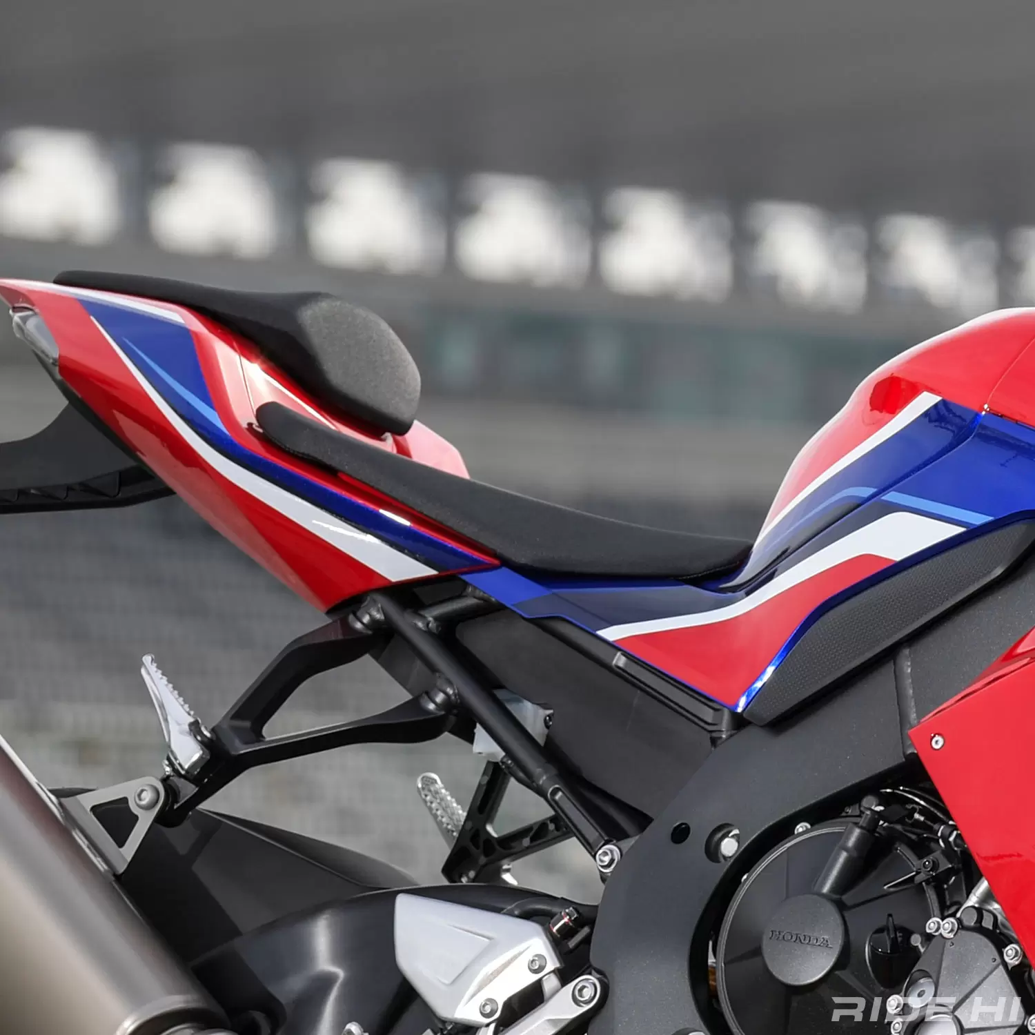 ネイキッドと比べて、スーパースポーツのシートはなぜあんなに薄いの