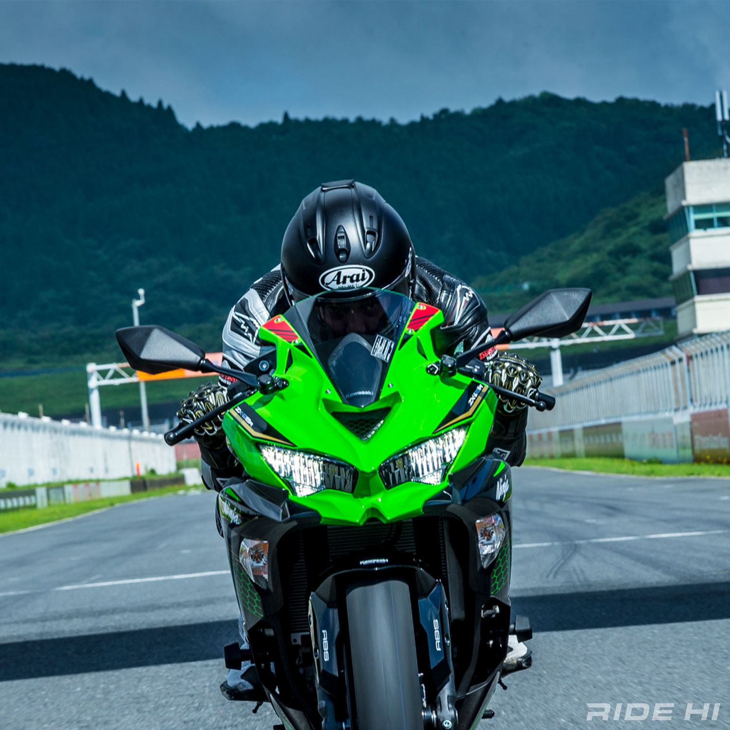 プレイバックZX-25R Vol.3 サーキットで全開インプレッション】1万 