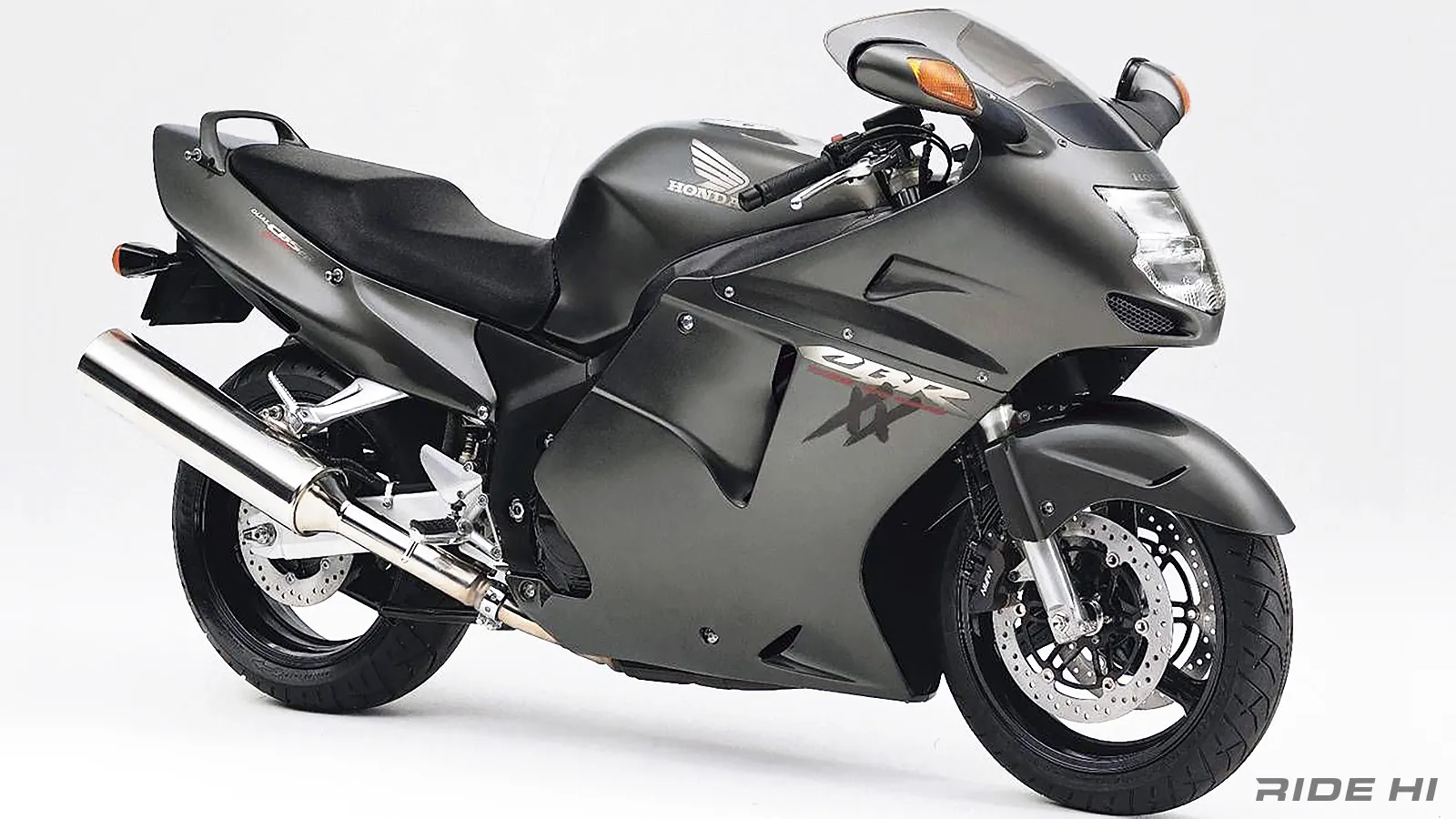 クロスブラックバード CBR1100XXスーパーブラックバード。縦二眼をスラント化でフラッシュ