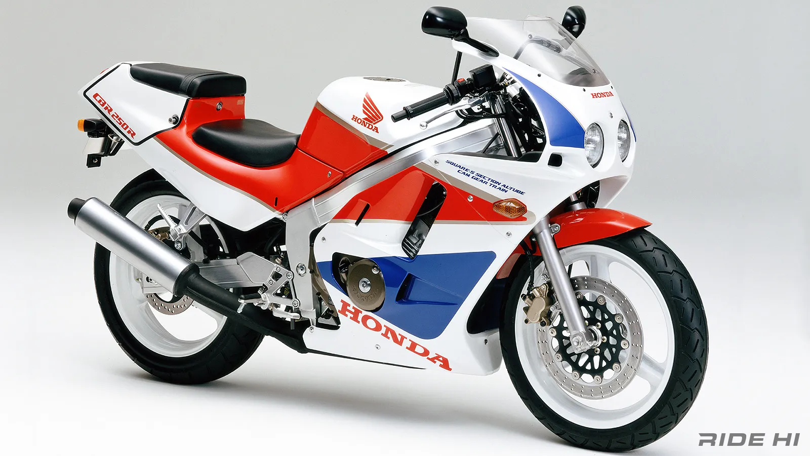 CBR250R（MC19）は美しいレプリカのデザインと共にワインディングが 