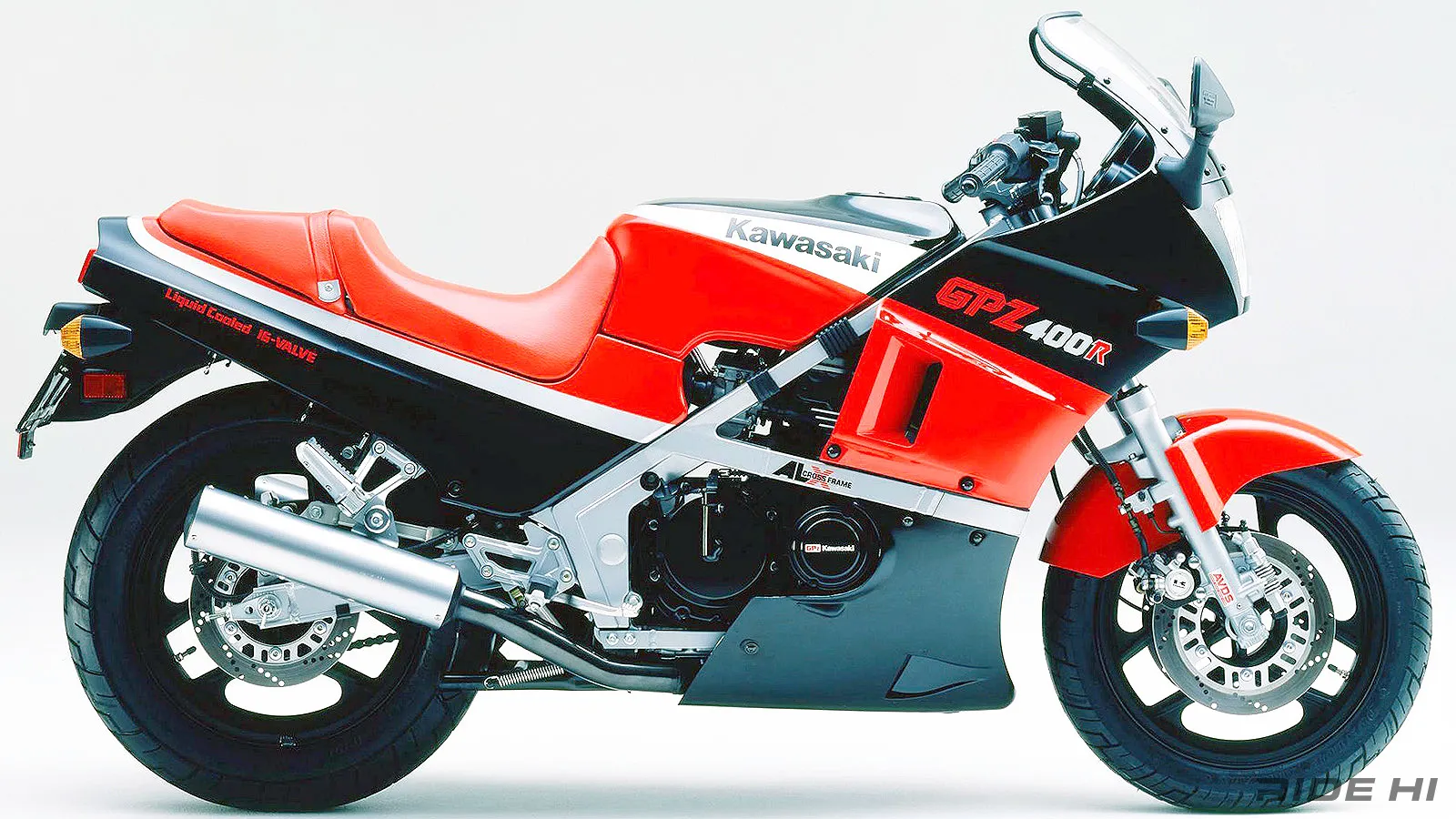 GPZ400Rはいきなりの水冷とフルエアロカウルの独自フォルムが衝撃だっ