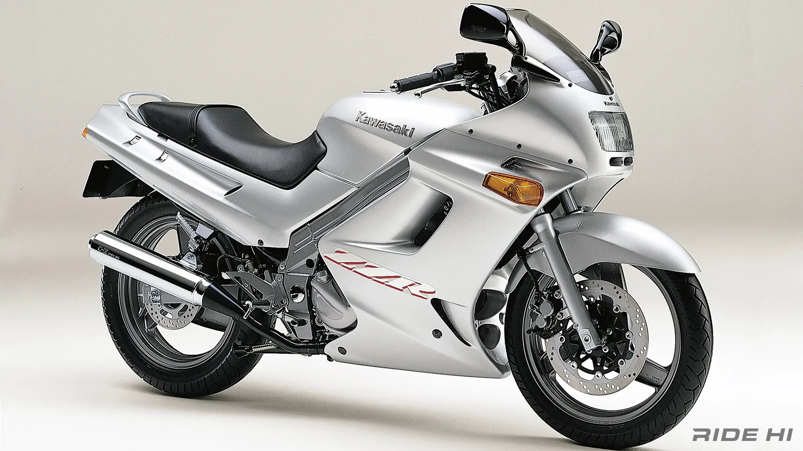 ZZR250は4気筒と肩を並べる風貌に頼れる走りで250ccツアラーを