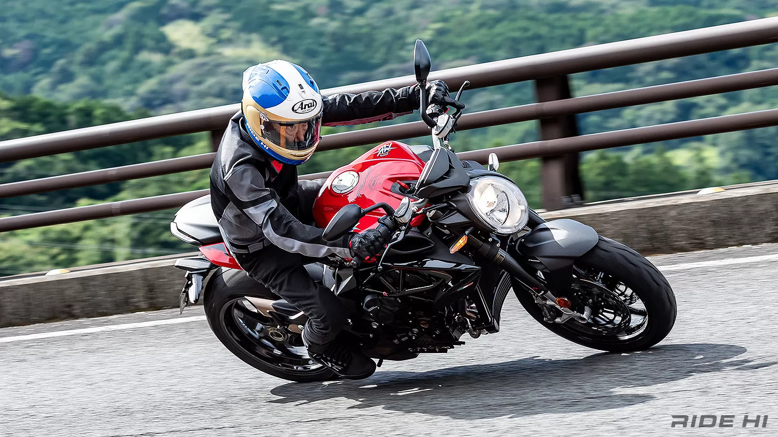 MV AGUSTAのライダーの感性に馴染むハンドリングと3気筒