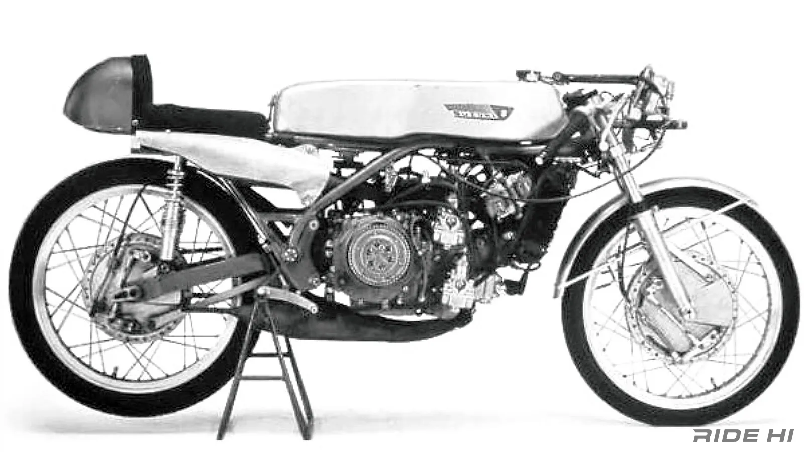 RG500/400Γは並列2気筒をギヤ連結、上から見ると気筒が四角に並ぶため RG500/400Γは並列2気筒をギヤ連結、上から見ると気筒が四角に並ぶため