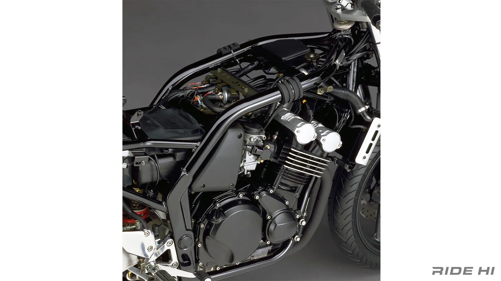 1997年のFZ400は飽和感がでてきたネイキッドの次を狙った男らしさを