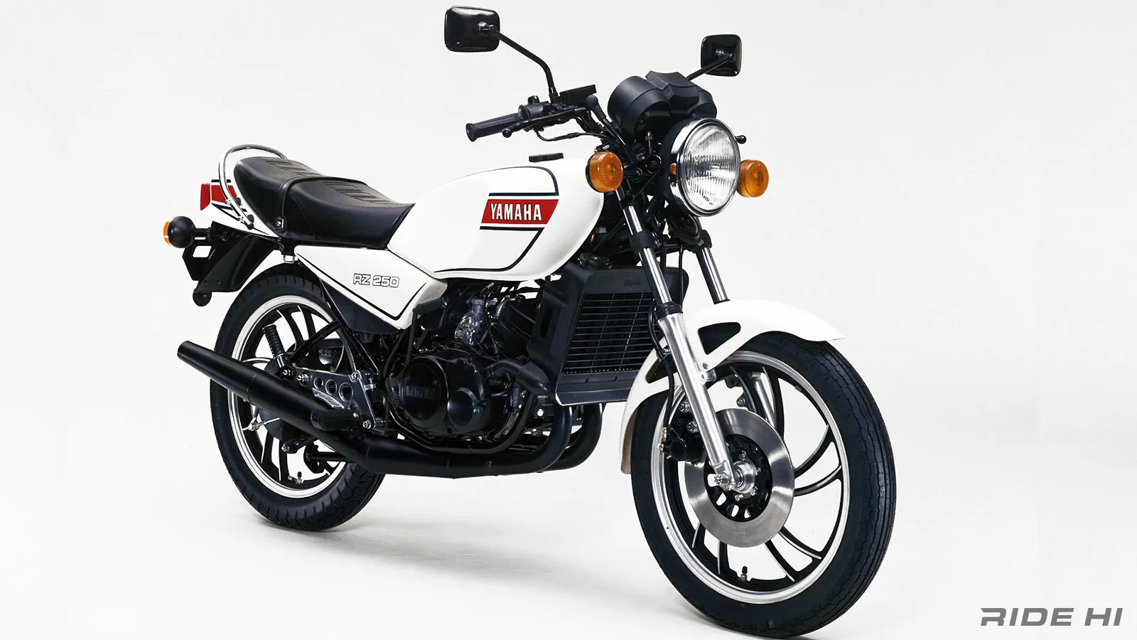 RZ250は水冷化だけでなくマフラーにレーサーと同じチャンバーを装着