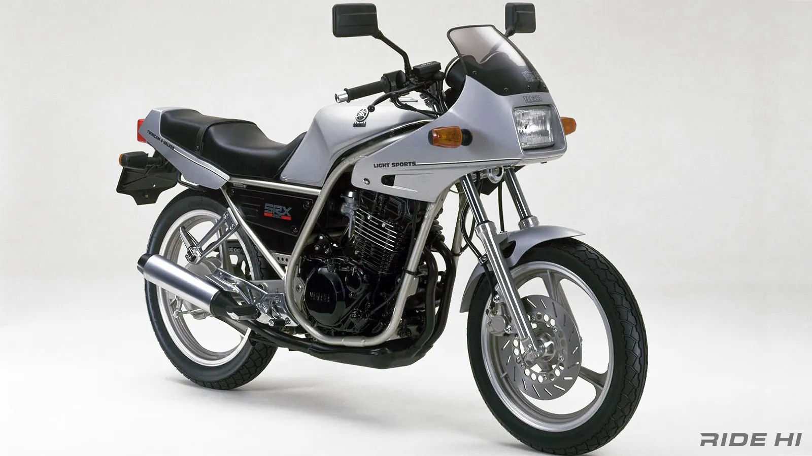 SRX250の広告はカジュアル路線でも開発エンジニアはピュアスポーツを