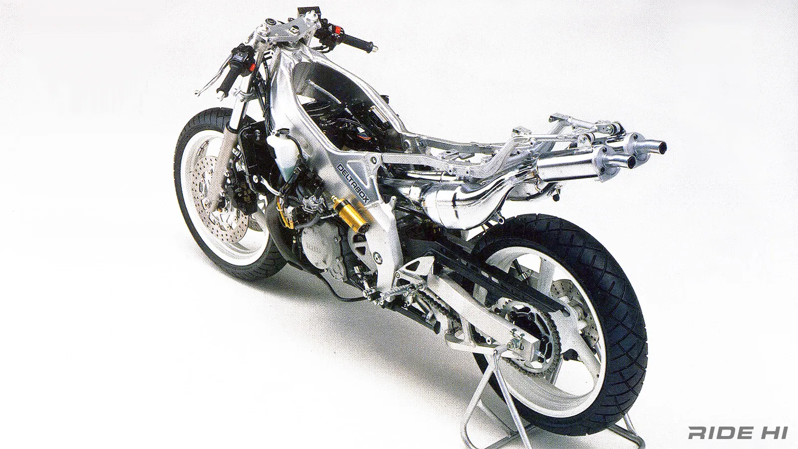 TZR250（3MA）は後方排気でレーシングマシン直系の超低重心旋回