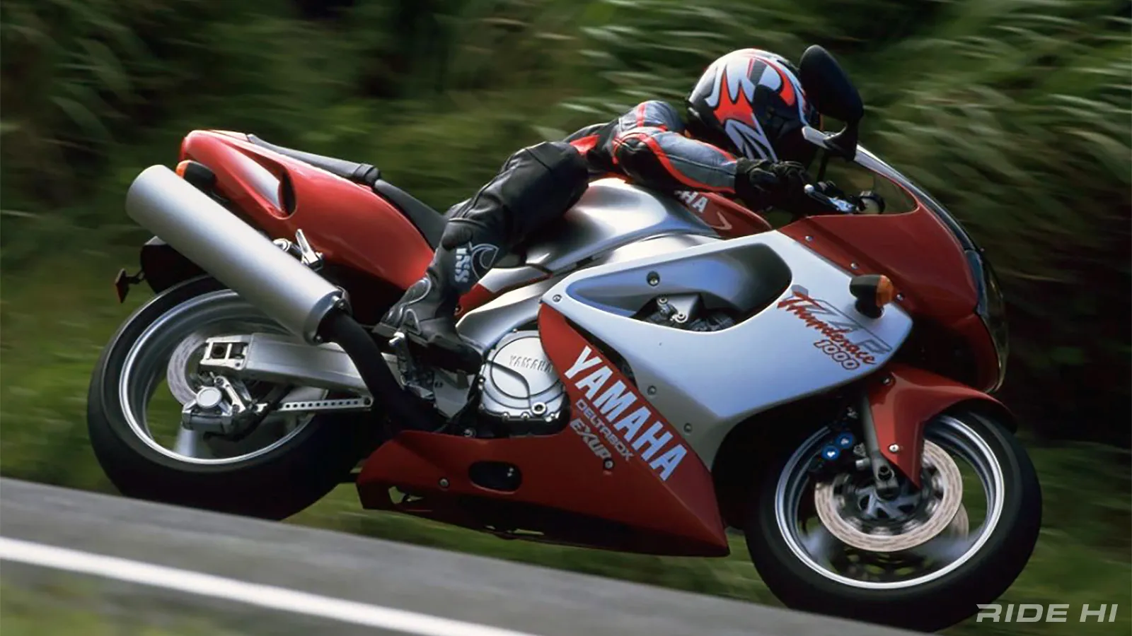 YZF-R1登場前のサンダーエース（YZF1000R）に込めたヤマハが譲れなかっ